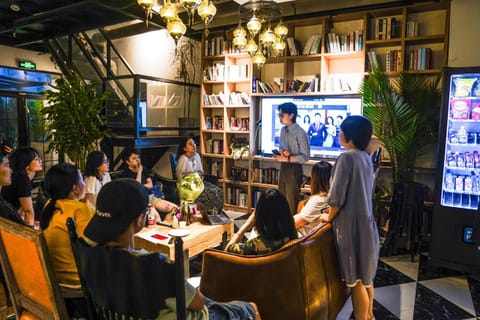 Communal lounge/ TV room, group of guests