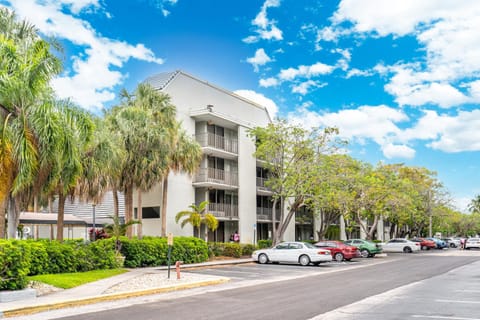 Property building, Day, Neighbourhood, Street view, Location, Parking
