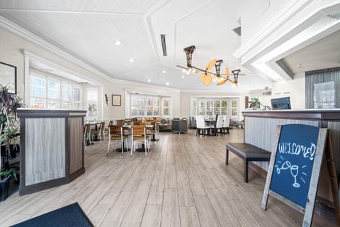 Restaurant/places to eat, Lobby or reception, Seating area