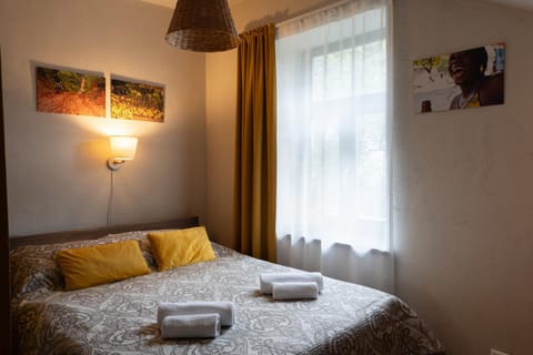 Bed, Photo of the whole room, Decorative detail, towels