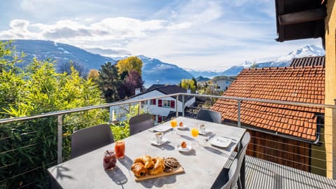 O Rendez Vous maison mitoyenne Piscine chauffée mars-octobre Condo in Sion