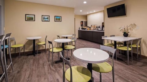 Restaurant/places to eat, Dining area, On site, Breakfast