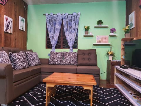 Adelle's Transient, spacious 3-bedroom homestay Condo in Baguio