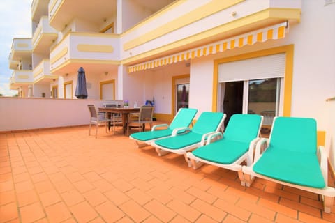 Private large terrace facing the swimming pool Condominio in Guia