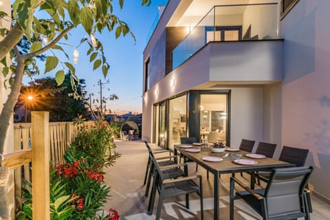 Patio, Dining area