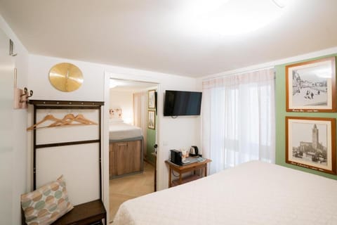 Bed, TV and multimedia, Bedroom, hair dresser