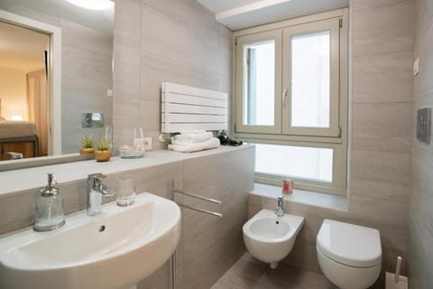 Shower, Toilet, Bathroom, Bath, bidet, towels