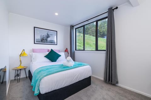 Modern, Plush & Picturesque - Brand New Townhouse Condo in Queenstown