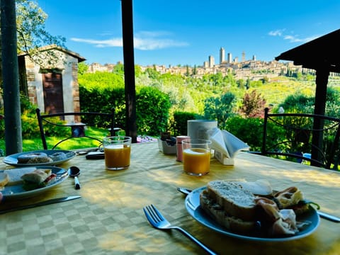 Garden, View (from property/room), Balcony/Terrace, Food and drinks, Food, City view, Breakfast, Drinks