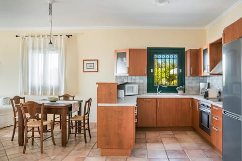 Dining area, kitchen