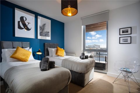 PENTHOUSE Plymouth Apartment- Sea View- Sleeps 7 - Private Parking - Habita Property Apartment in Plymouth