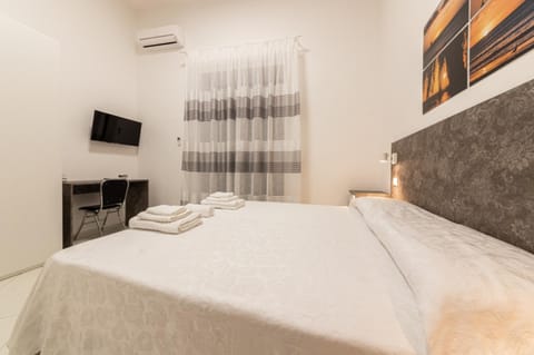 TV and multimedia, Balcony/Terrace, Photo of the whole room, Bedroom, towels, air conditioner