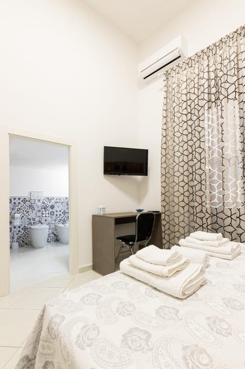 Toilet, Bathroom, TV and multimedia, Photo of the whole room, Bedroom, bidet, locker