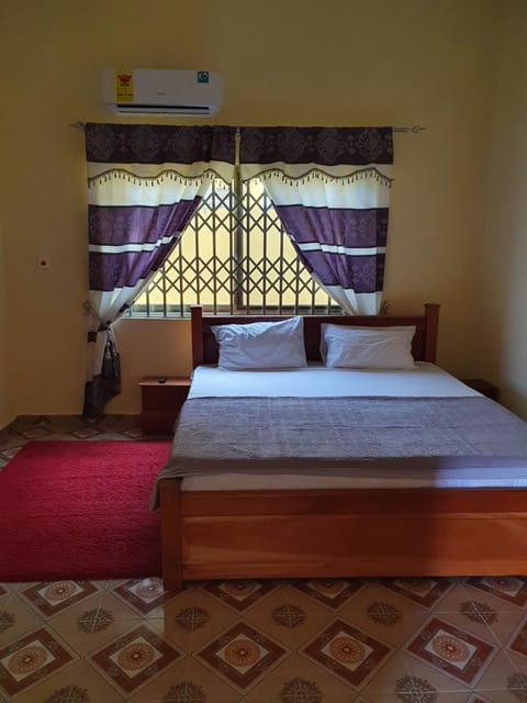 SUPERIOR APARTMENT, AWARD WINNER, 2 MASTER ENSUITE BEDROOMS, WIFI, LARGE LIVING ROOM, 3 BATHS, 3 TOILETS, HOT WATER, AIR CONDITION, 24 hr SECURITY, BIG KITCHEN, DETACHED BUILDING, 20 MINUTES AIRPORT, RESTAURANT, BAR, GARDEN, LARGE CHILDREN'S PLAY AREA Condominio in Ghana