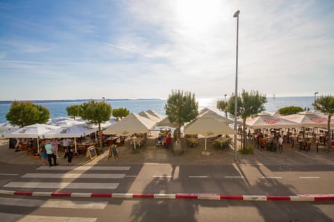 People, Neighbourhood, Beach, Sea view, Location