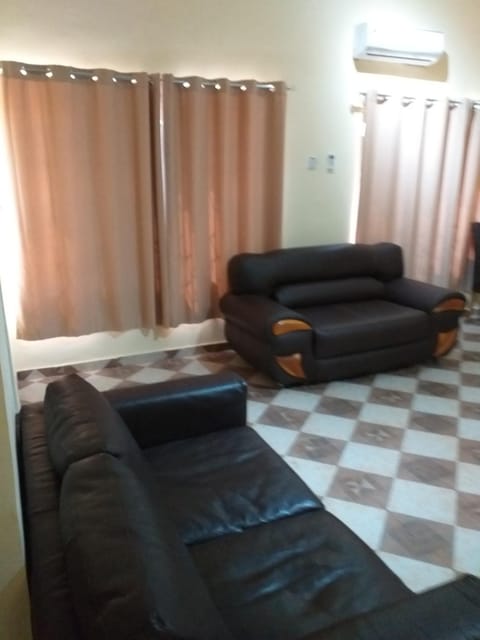 FANTASTIC APARTMENT, TRAVELER AWARD WINNER 2024, 1 ensuite bedroom, WIFI, air condition, separate living room, 2 toilets, 2 walk in shower rooms, hot water, separate kitchen, restaurant, bar, garden, 24 hour security, 20 minutes airport, North Legon Accra Copropriété in Ghana