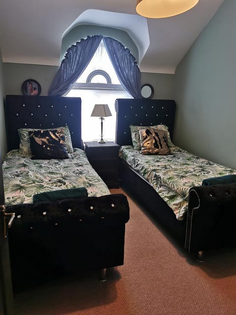 Palm Cove Bundoran Luxurious Sea View Balcony Free Wifi Netflix Sleeps 5 Apartment in County Donegal