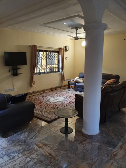 ROYAL APARTMENT, 2 BEDROOMS, MASTER EN-SUITE, LARGE LIVING ROOM, HOT WATER, AIR CONDITION, WIFI, BALCONY, GARDEN, SEPARATE KITCHEN, LARGE COMPOUND, CHILDREN PLAY AREA, 20 MINUTES AIRPORT, GROUND FLOOR, 24 hr SECURITY, NORTH LEGON, ACCRA Condo in Ghana