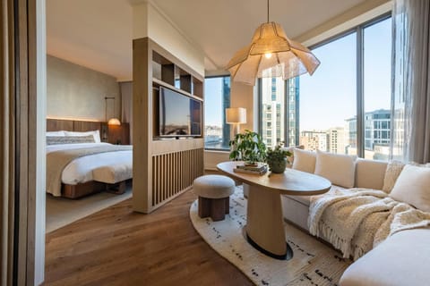 View (from property/room), Photo of the whole room, Seating area, City view, furniture