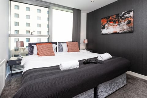 2 Bedroom 2 Bathroom Apartment in Central Milton Keynes with Free Parking and Smart TV - Contractors, Relocation, Business Travellers Apartamento in Milton Keynes