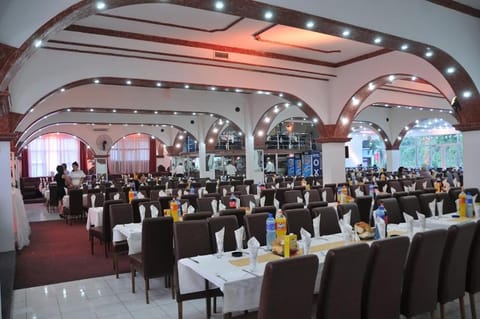 Restaurant/places to eat, Lounge or bar, Business facilities, Banquet/Function facilities