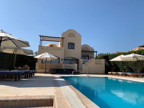 villa 4 bedrooms , 4 bathrooms, private heated pool ,access and view lagoon in el Gouna Villa in Hurghada