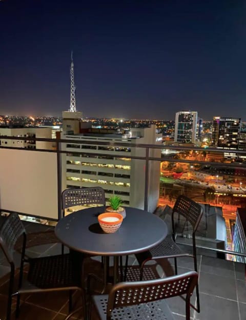 LOCATION LOCATION CITY VIEWS NETFLIX WIFI WINE Apartment in Perth