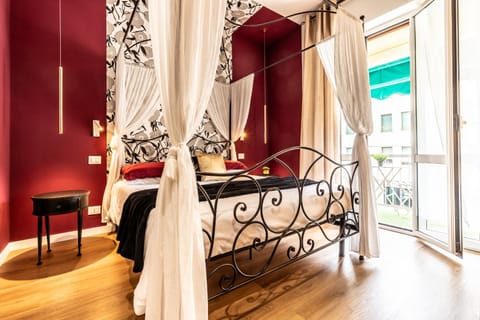 Bed, Day, Photo of the whole room, Bedroom, Seasons