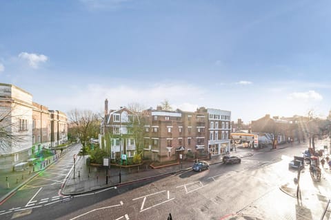 Modernised Apartments 1 and 2 Bedrooms Option Terrace and Balcony High Street Apartment in London Borough of Islington