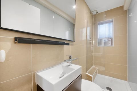 Modernised Apartments 1 and 2 Bedrooms Option Terrace and Balcony High Street Apartment in London Borough of Islington