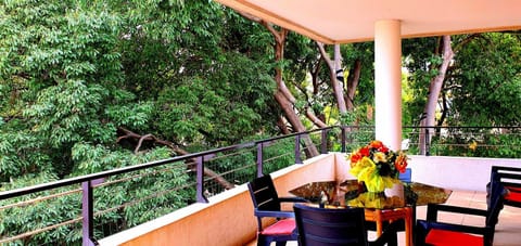 Property building, Patio, Spring, Day, View (from property/room), Balcony/Terrace, Dining area, Breakfast