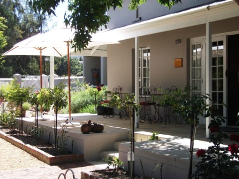 Patio, Patio, Day, Garden, Garden, Balcony/Terrace, Decorative detail, Garden view, Street view, group of guests