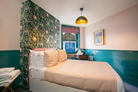 The Ship Rooms Hotel in London Borough of Southwark