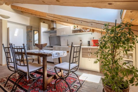 Kitchen or kitchenette, Dining area, stove