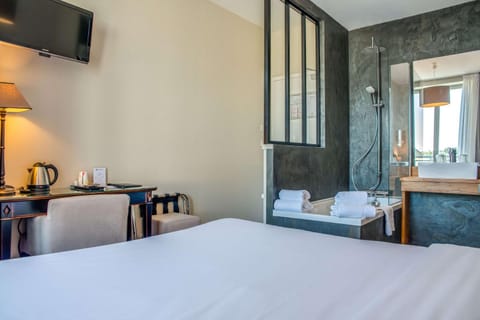 Photo of the whole room, On site