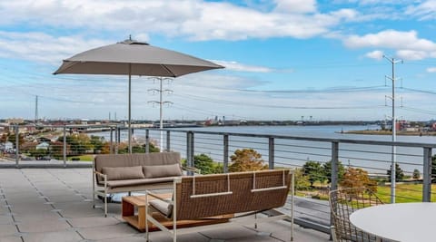 Patio, View (from property/room), Balcony/Terrace, Seating area, River view