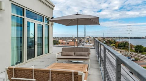 Patio, View (from property/room), Balcony/Terrace, Seating area, City view, River view