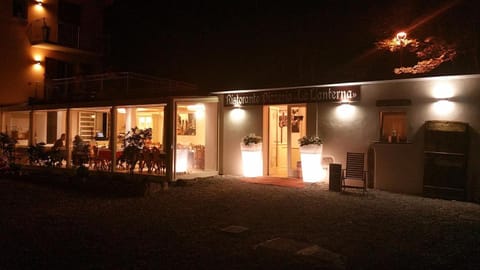 Restaurant/places to eat, Facade/entrance