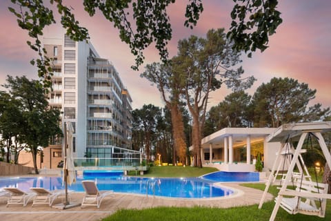 Property building, Day, Pool view, Swimming pool, sunbed