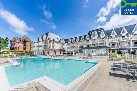 Property building, Day, Pool view, Swimming pool, Parking, sunbed