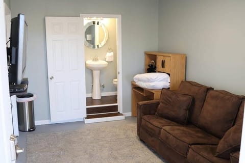 Guest Area for Rent, Your own space! Inn in Hendersonville