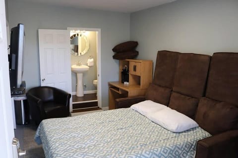 Guest Area for Rent, Your own space! Inn in Hendersonville