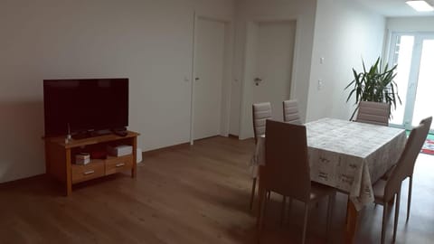 Communal lounge/ TV room, TV and multimedia, Dining area