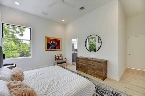 Stunning Modern Home w Pool and Hot Tub in DT House in Austin