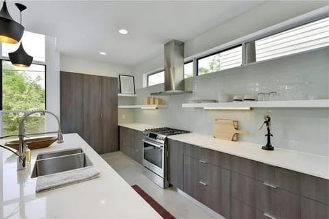 Stunning Modern Home w Pool and Hot Tub in DT House in Austin