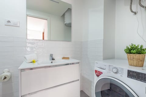 Apartamento luminoso y acogedor en Sevilla. A/C. Apartment in Seville