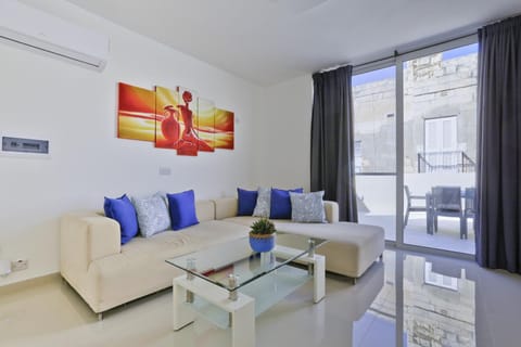 Exquisite 3-bedroom Duplex Penthouse with Jacuzzi in Valletta Centre Apartment in Valletta