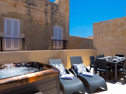 Exquisite 3-bedroom Duplex Penthouse with Jacuzzi in Valletta Centre Appartamento in Valletta