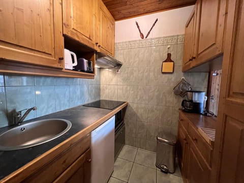 Kitchen or kitchenette, kitchen