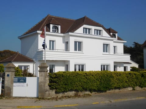 La villa plein vent "La Bounty" gite 50m de la plage Maison in Barneville-Carteret